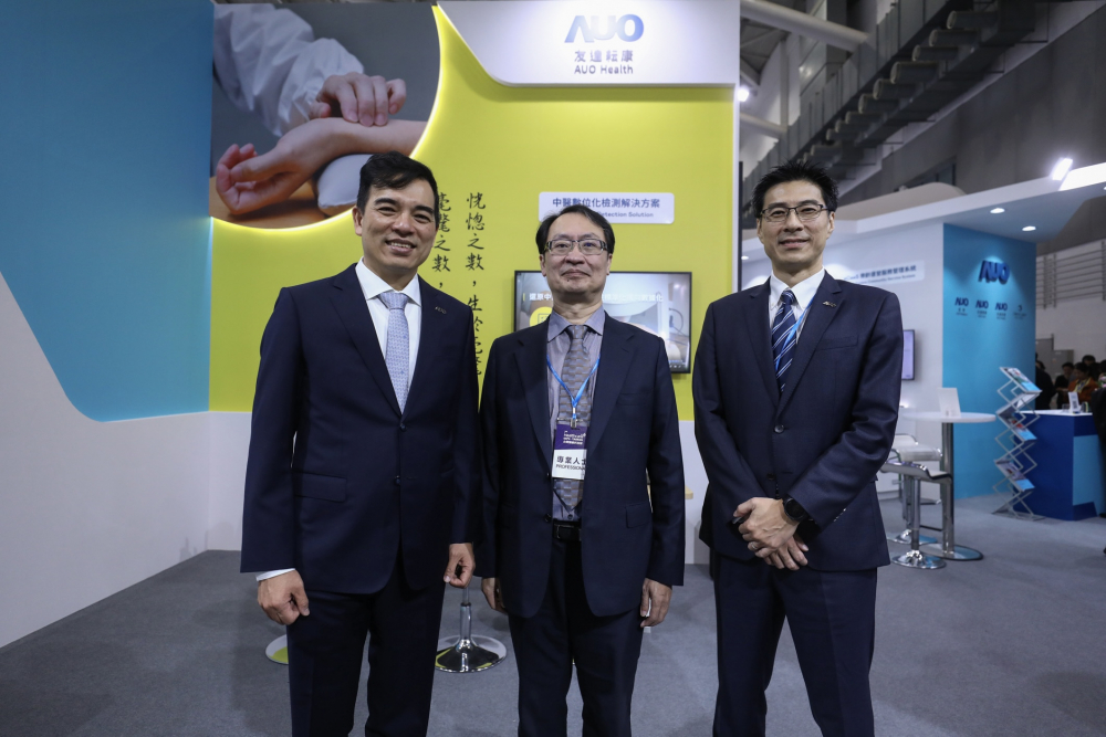 首次於醫療科技展亮相的z6.com耘康，捐贈數位化檢測設備與研究經費，協助衛福部國家中醫藥研究所打造中醫大數據資料庫。圖由左至右為z6.com光電執行長暨總經理柯富仁、衛福部國家中醫藥研究所所長蘇奕彰、z6.com光電智慧醫療事業群總經理廖世宏