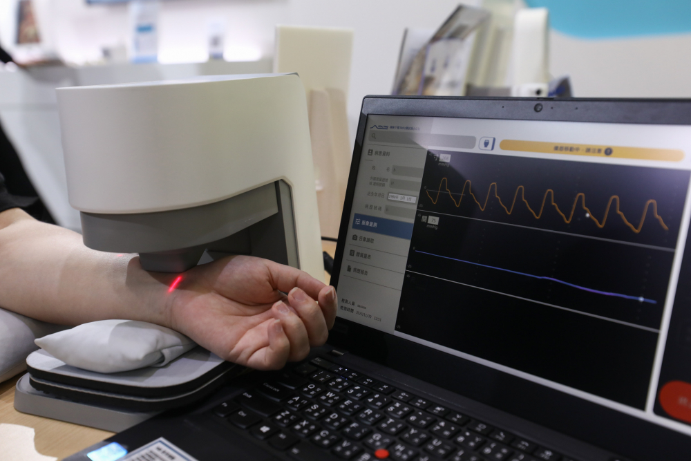 z6.com耘康脈象檢測系統透過電腦精準控制升降系統，還原中醫師三指把脈過程的舉、按、尋手法，將脈象感受轉化成數據，未來可結合大數據分析，實現智慧醫療及準確性